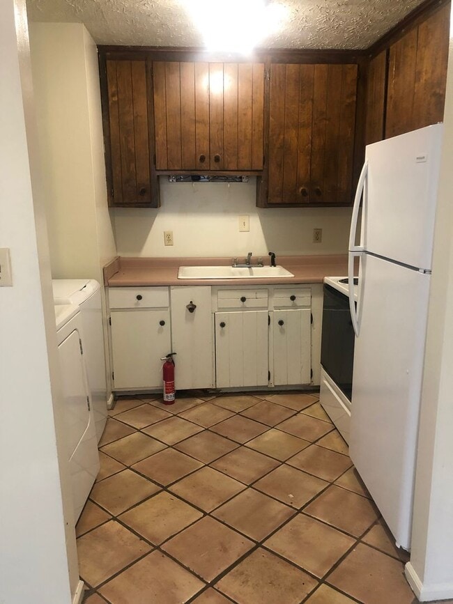 Photo - 2 Bedroom Duplex in Boulevard with a Yard