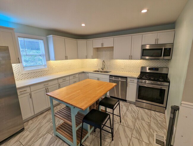 Photo - Spacious 3 bedroom 2.5 Bathroom Single Family Home (Mt Washington)