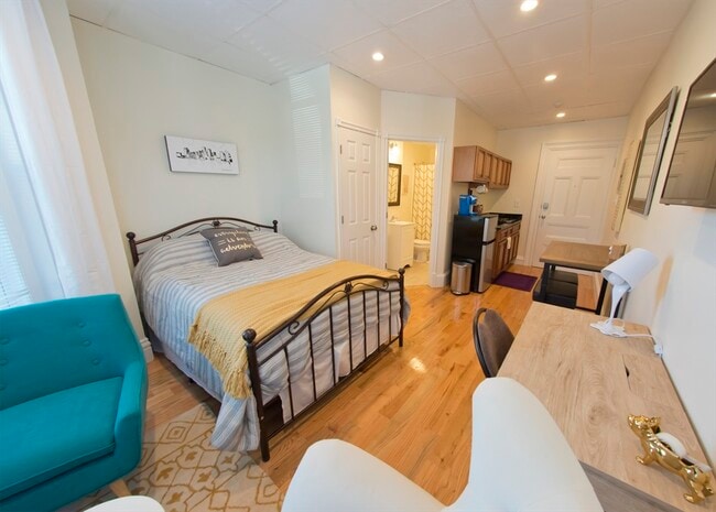 Building Photo - 360 Newbury St Unit 7