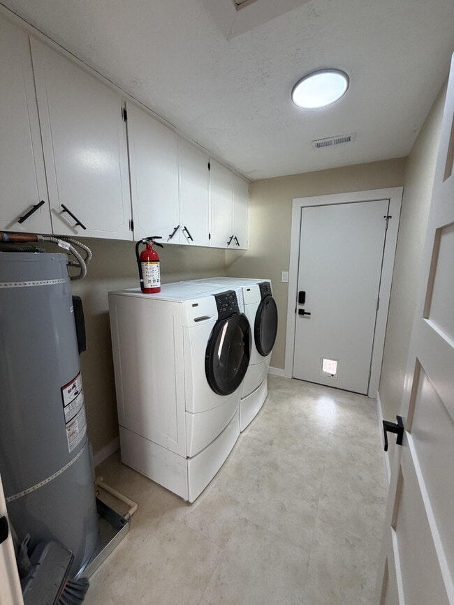 Photo - 2 Bedroom - 1 Bath Floating Home
Available for Move In 1/16/2026!!