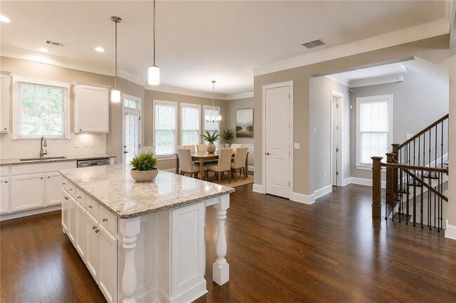 Photo - 914 Canterbury Ln NE