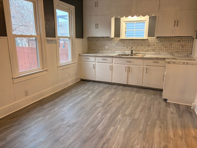 Photo - 852 Maple Ave