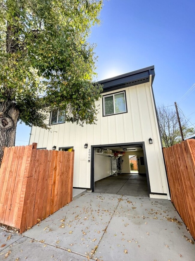 Photo - 3 Bedroom House with LARGE balcony!