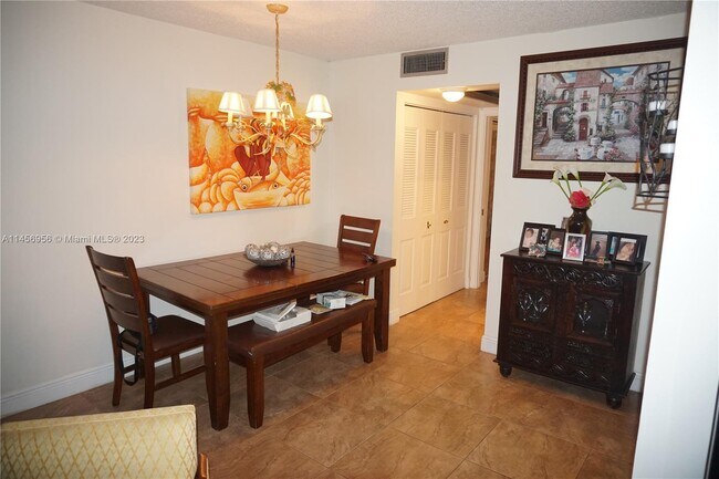 Photo - 92 Chatham D