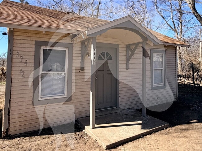 Building Photo - "Charming Studio Retreat at 334 1/2 South Pine Street, Ponca City!"