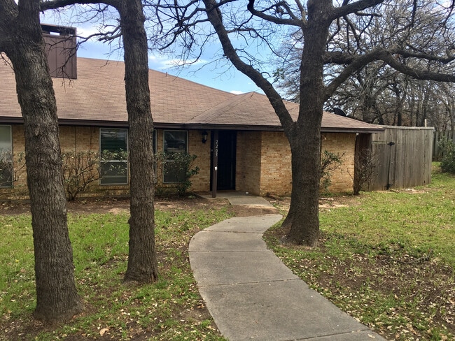 Building Photo - 2203 Canterbury Ct Rental