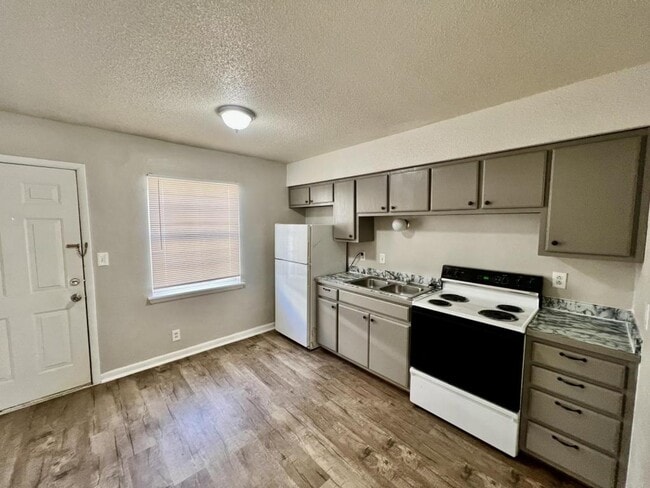 Building Photo - 2017 S Elm St Rental