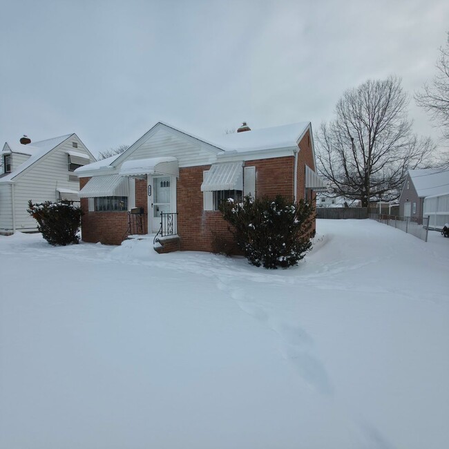 Building Photo - Single Family Home 2 beds 1 bath Available Now!