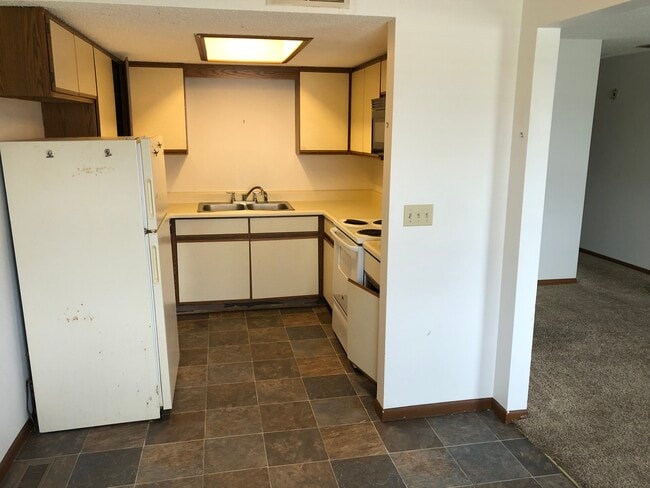 Kitchen - 615 N Washington St Unit 609