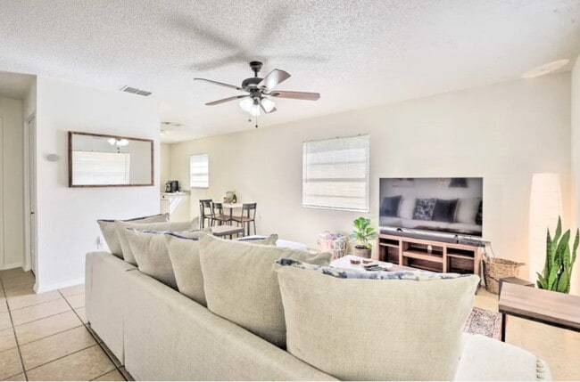 Photo - 416 40th St E