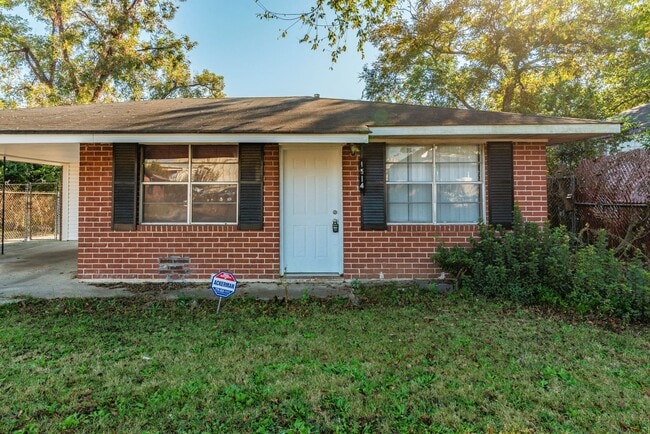 Building Photo - $1,120 - 3 bed/2 bath house in Turpin Hill, with fenced back yard! Section 8 Welcome!