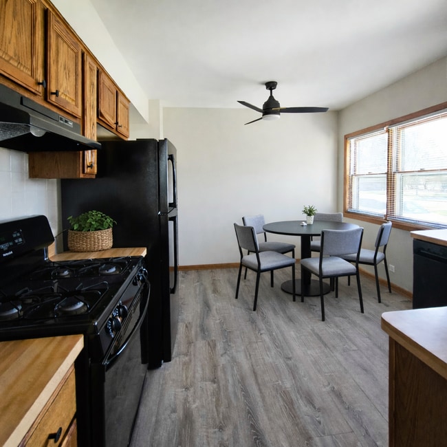 Eat-in Kitchen 2 - 1026 E Woodrow Ave