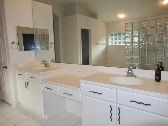 Owner's Bath - Double Vanity - 13865 Deer Chase Pl