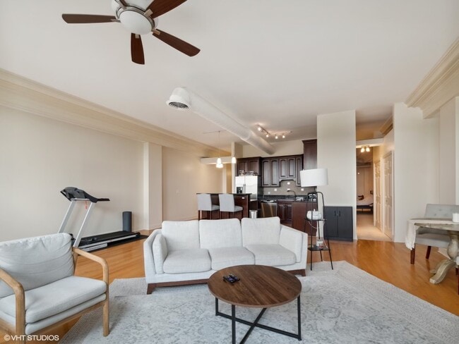 Building Photo - 3323 N Paulina St Unit 4G