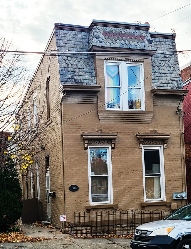 Building Photo - 208 E 9th St Unit 1