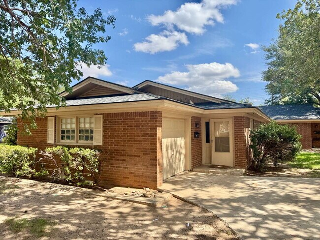 Photo - Comfortable and Spacious 2-bedroom home with a garage Unidad A