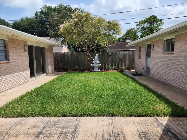 Building Photo - 8023 S Braeswood Blvd Rental
