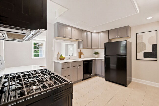 Building Photo - Central Spacious Rockville Metro 5 BR Single Family Home Pets Welcome