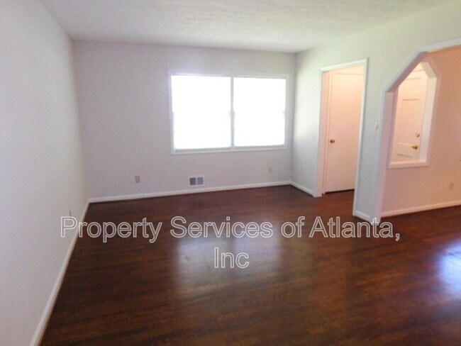 Photo - 879 Forest Ridge Dr SE