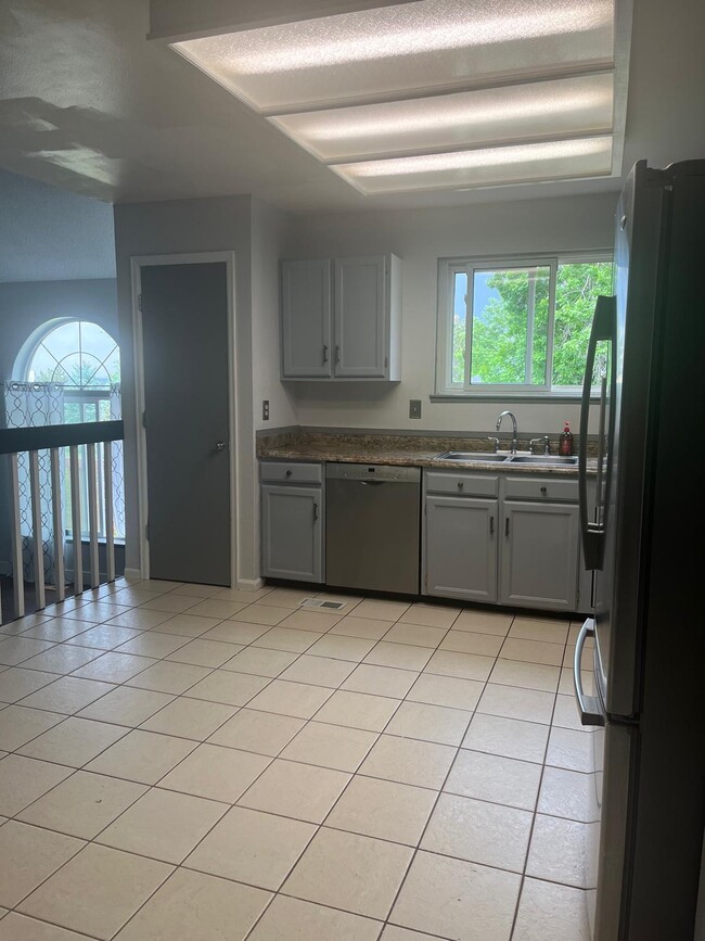 kitchen - 5620 E Prescott Ave