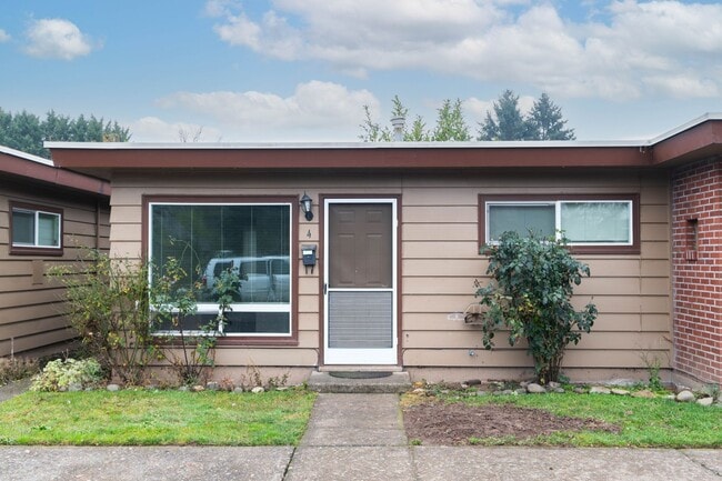 Building Photo - Newly Remodeled Single Level Apartment in ... Unit 04