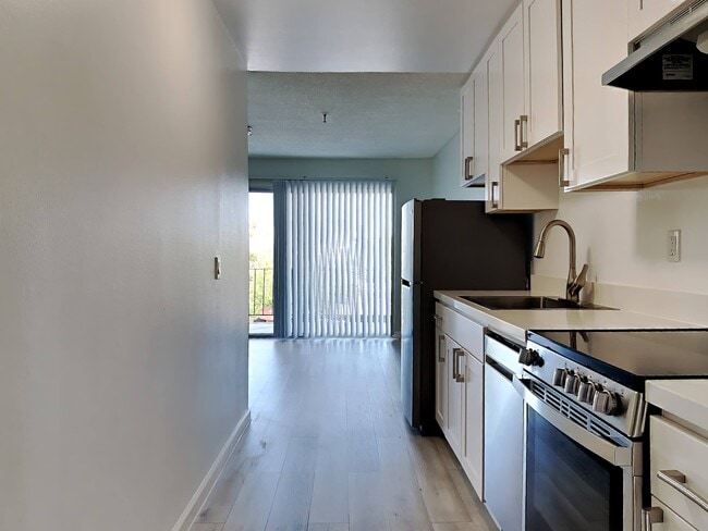 Photo - 425 E 18th St