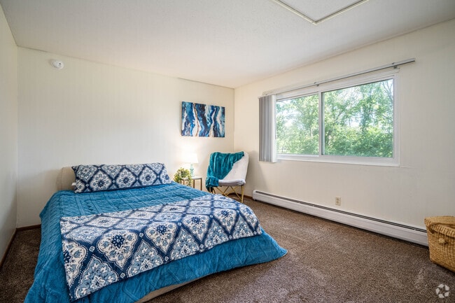 2 habitaciones, 1 baño - 984 pies cuadrados - Dormitorio principal - The Edge Apartments