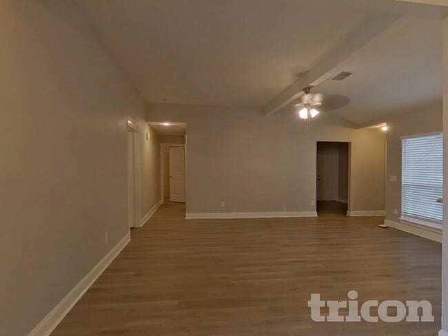 Photo - 523 Red Coat Ln