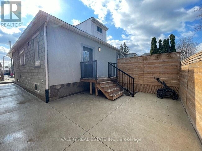 Photo - 520 Cochrane Rd