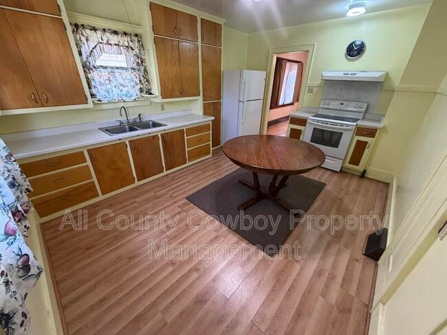 Photo - 557 N 8th St