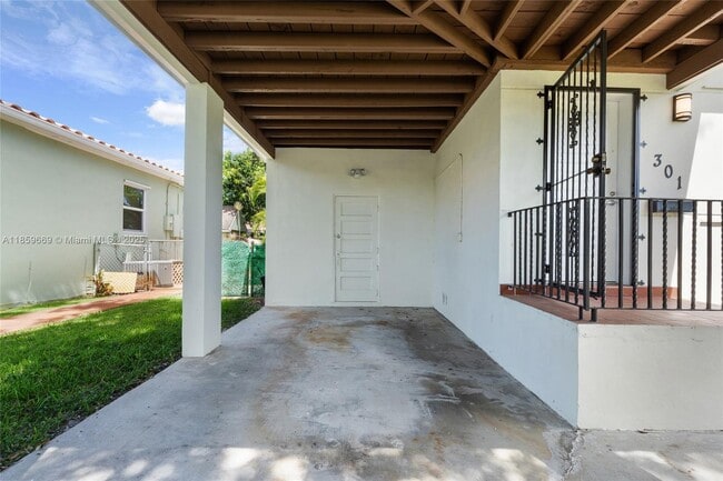 Photo - 301 SW 51st Ave