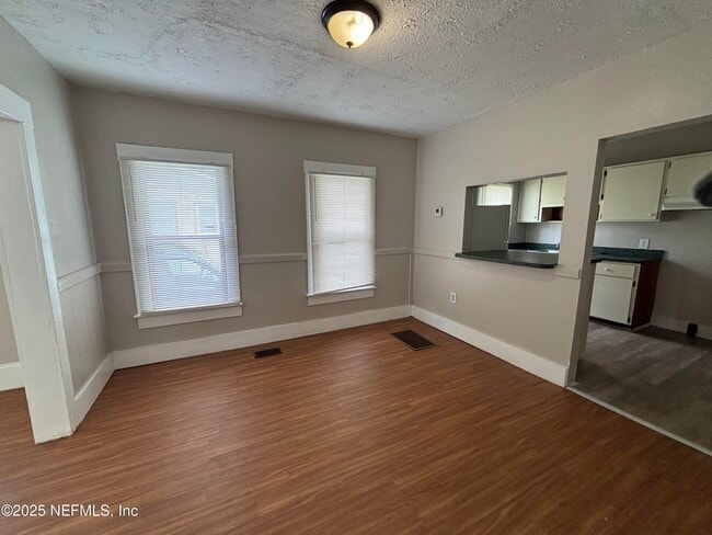 Photo - 2031 Danson St