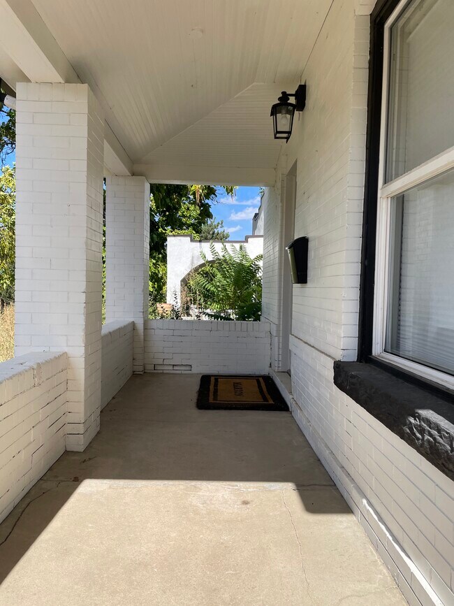 Front Porch - 3136 N Elizabeth St