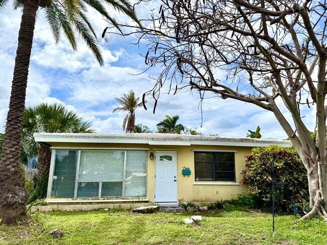 Building Photo - 1121 NE 16th Terrace