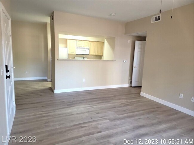 Photo - GORGEOUS 1st FLOOR UNIT IN NW GATED COMMUN... Unidad 1030