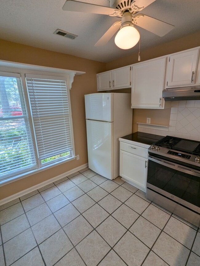Photo - Beautiful townhouse with lakeside views, convenient to Chapel Hill and Durham!