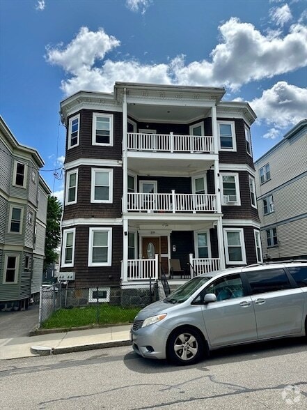 Building Photo - 55 Lithgow St Unit 3 Rental