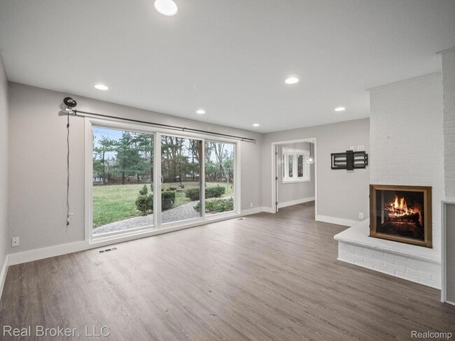 1909 Marie Cir