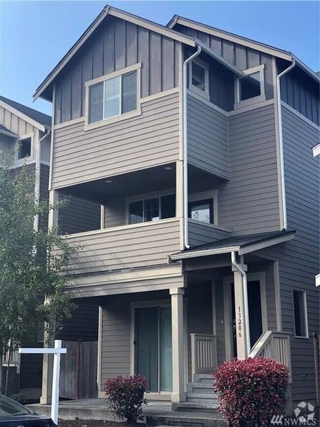 Building Photo - 4 bed with separated living area Rental