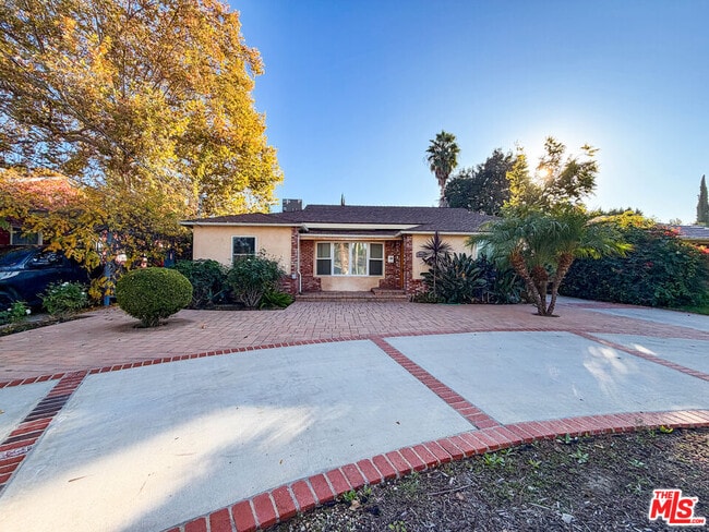 Building Photo - 15424 Camarillo St