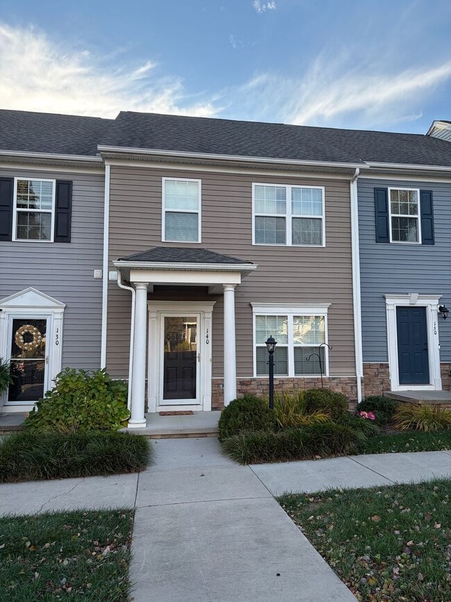 Building Photo - 3 Bed/3 Bath Townhome Christiansburg