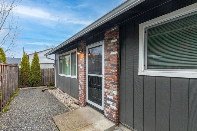 Building Photo - 705-707-707 N Sumner St Unit 707 N Sumner St.