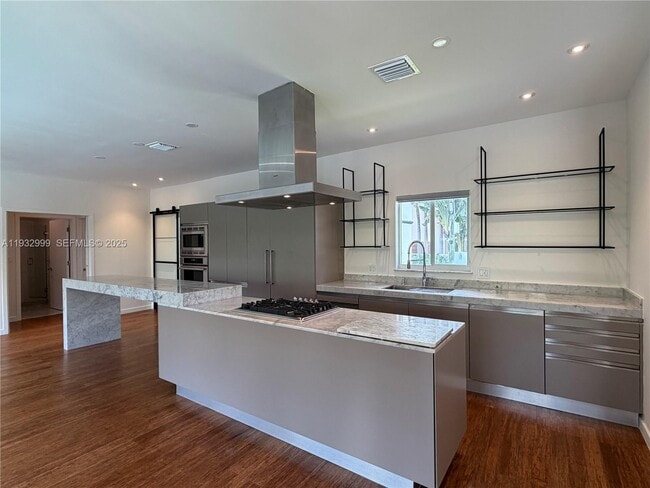 Photo - 621 W Dilido Dr