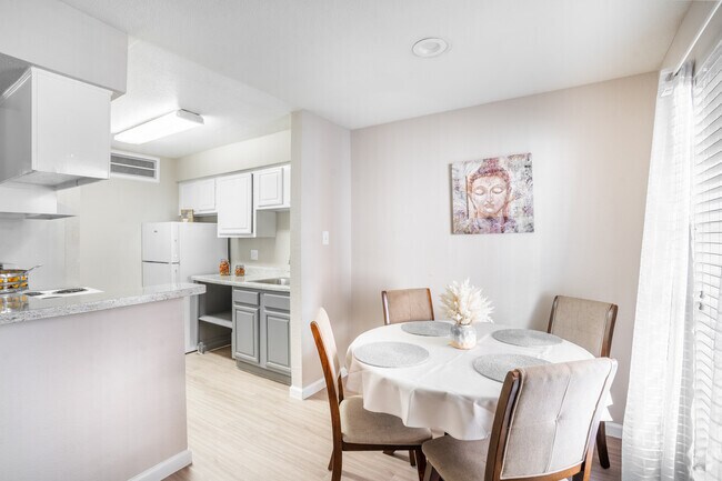 1BR, 1BA - 660SF - Dining Room