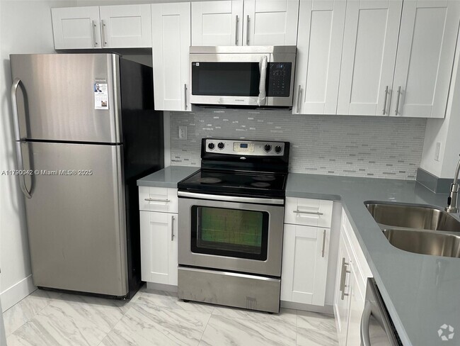 Building Photo - 3399 Foxcroft Rd Unit 307 Rental