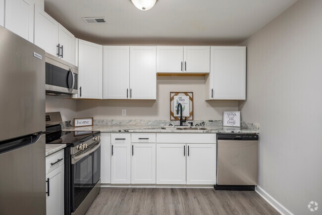3BR, 1.5BA - 996SF - Kitchen