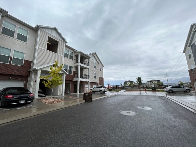 Building Photo - Beautiful Newly Built 3 bedroom, 2 bathroom Condo in Vineyard!