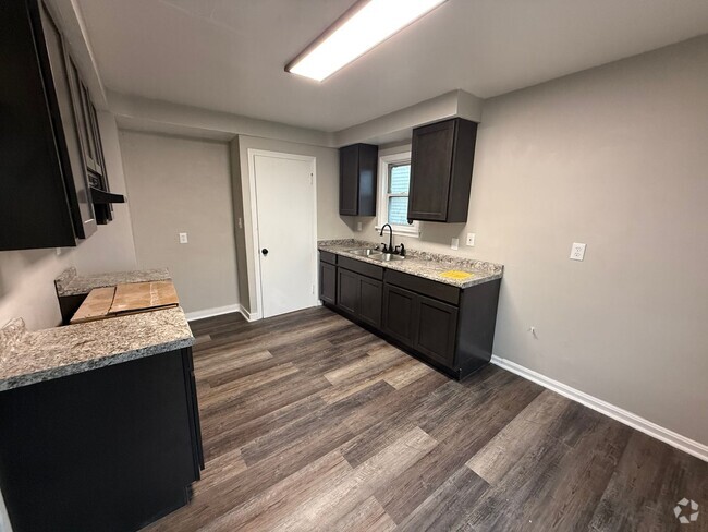 Building Photo - 3 BED 1 BATH SINGLE FAMILY HOME IN THE LEE...