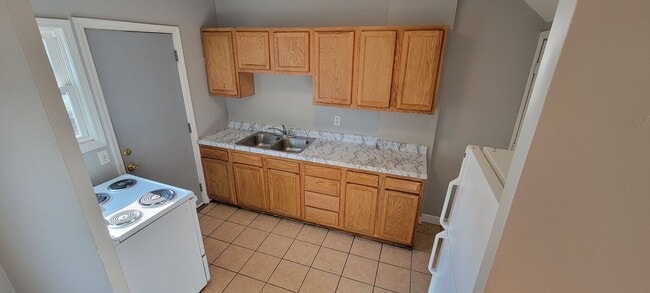 Building Photo - 2 bedroom townhouse for rent!