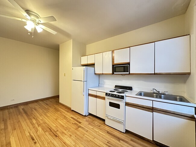 Photo - 640 W Barry Ave Unit 104